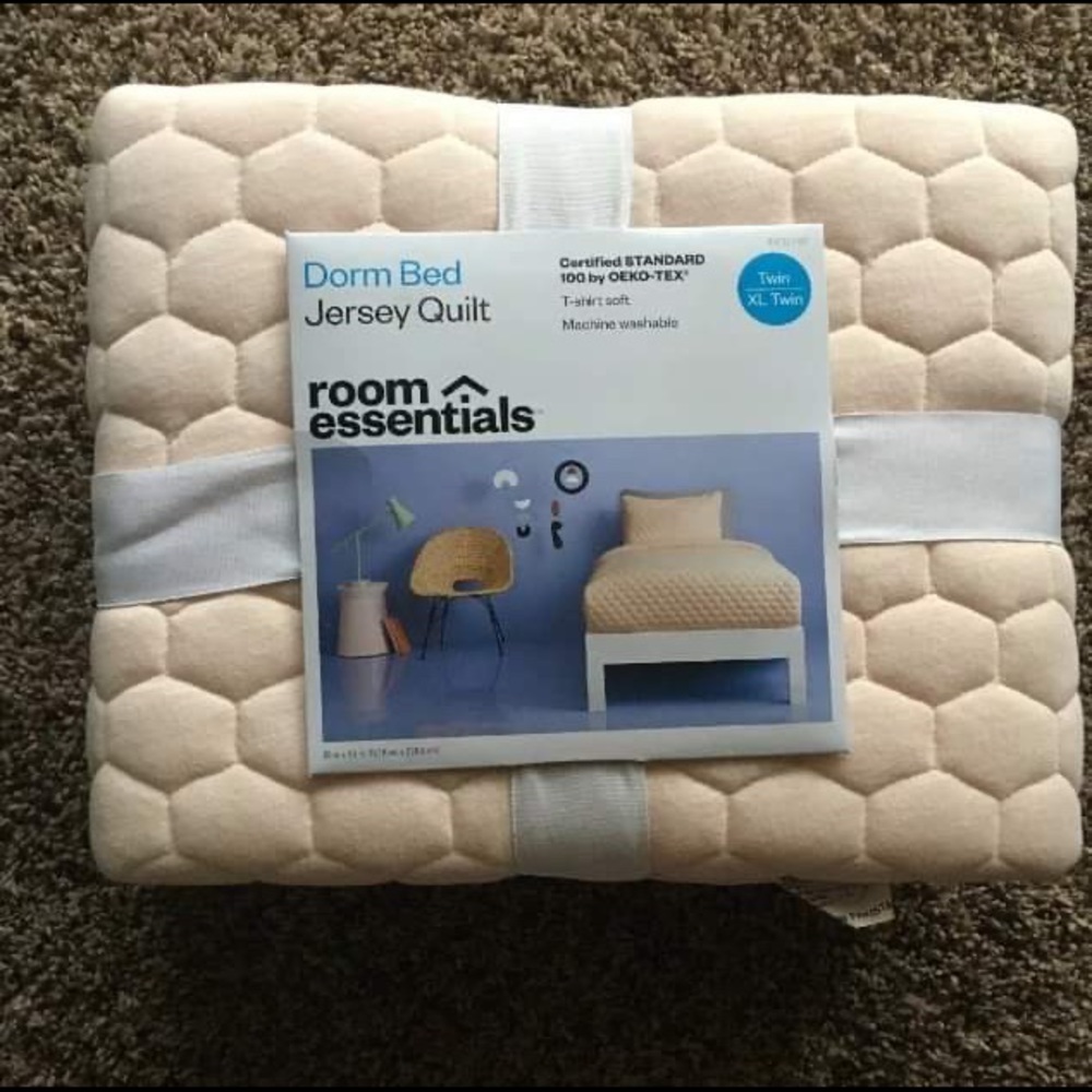 Twin XL Quilt. Room Essentials Brand